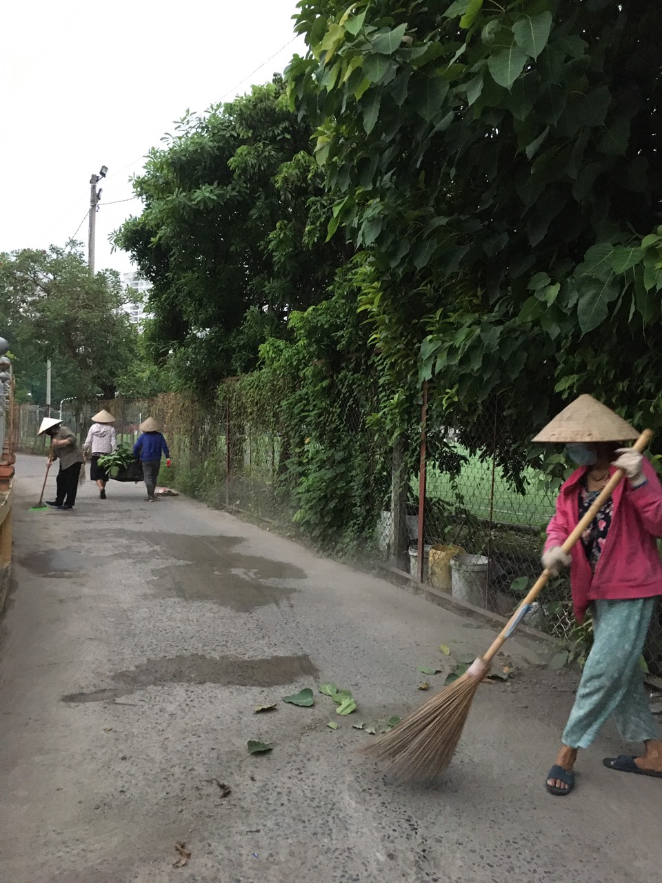 Cán bộ và nhân dân Thôn Yên Xá btham gia Tổng vệ sinh Môi trường vào sáng thứ 7 hàng tuần